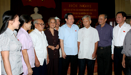 Đồng chí Phùng Quốc Hiển - Phó Chủ tịch Quốc hội khóa XIV (nguyên đại biểu Quốc hội tỉnh Yên Bái) cùng các đại biểu Quốc hội khóa XIII tiếp xúc cử tri tại huyện Lục Yên.

